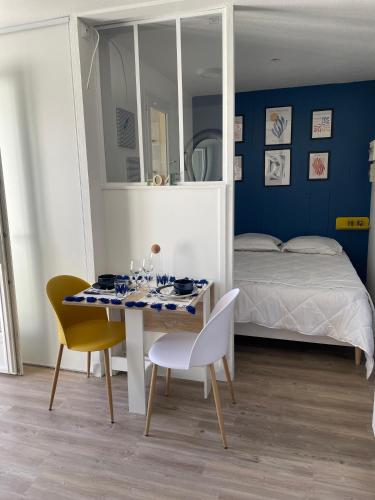 メシェ・シュル・ジロンドにあるLogis des pêcheursのベッドルーム(テーブル、椅子、ベッド付)