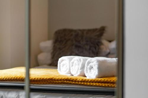 um reflexo de toalhas numa cama num espelho em The Tollbooth em Clackmannan
