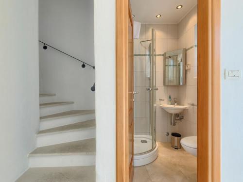 ブイェにあるCasa Veronicaのシャワー、トイレ、洗面台を備えたバスルーム