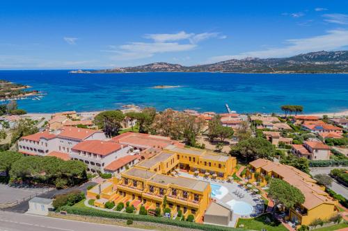 坎尼吉翁的住宿－拉科尼亞村藍光酒店，享有度假胜地和海洋的空中景致
