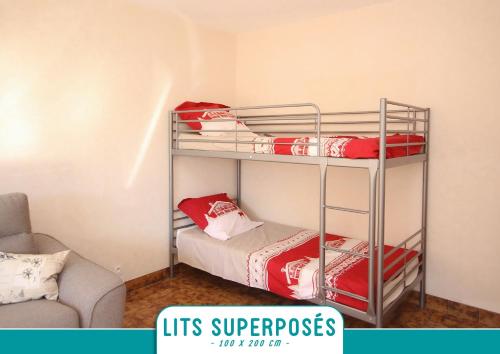 a room with two bunk beds with red and white sheets at BRIANCON - SERRE CHEVALIER 1200 - Joli Appartement - Face aux Pistes en Centre Ville in Briançon