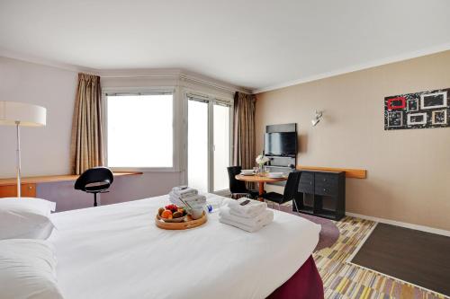 Una habitación de hotel con una cama con un bol de fruta. en CMG - Cosy & charmant appartement Paris en Issy-les-Moulineaux