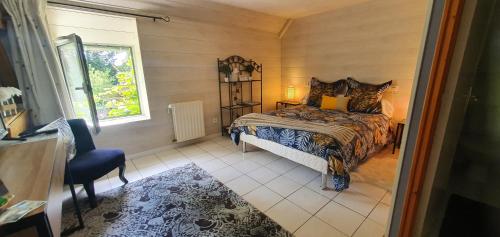 Tempat tidur dalam kamar di CHAMBRES D'HOTES AVEC PISCINE AUX AGAPANTHES DE CROMEL - Mont Saint Michel