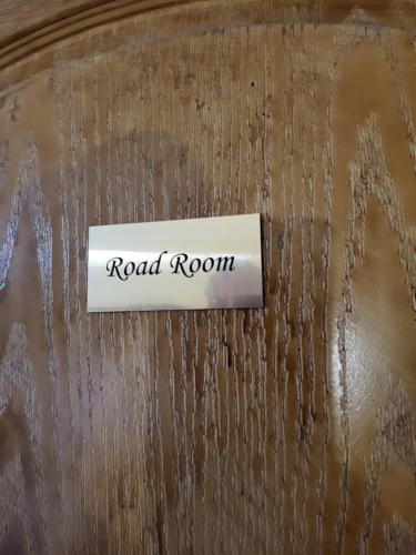 a sign that says road room on a wooden table at Vila Magnolia in Curtea de Argeş