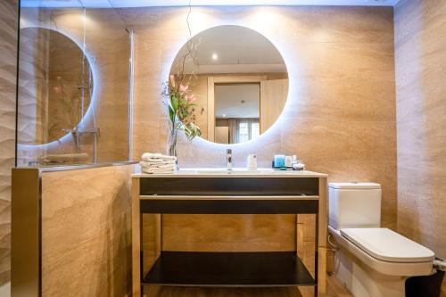 a bathroom with a sink and a mirror at Hotel Rialto in Barcelona