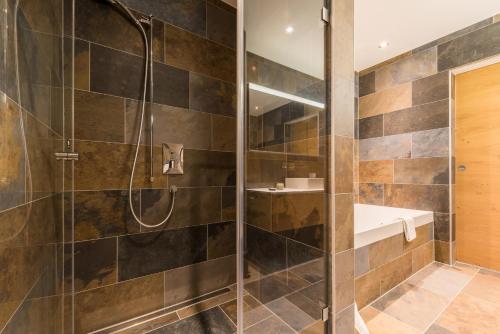 Ένα μπάνιο στο Montela Apartments by fewo-plan SAAS220