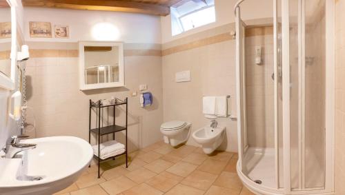 een badkamer met een douche, een toilet en een wastafel bij Agriturismo Casa Rosa in Novaglie