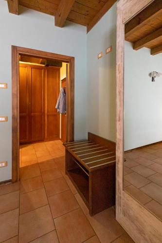 a hallway with a bench in the middle of a room at Agriturismo Casa Rosa in Verona