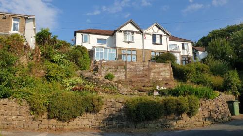 バーノルズウィックにあるAlma Cliffe Guest Houseの石垣上の家