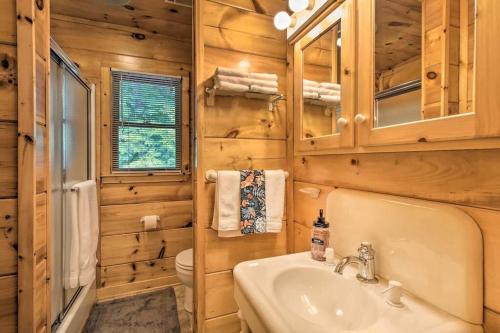 ein Badezimmer mit Waschbecken und Toilette in der Unterkunft River Retreat-Resort Mountain Firepit Grill in Ellijay