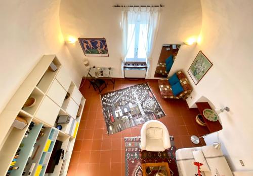 una vista aérea de una sala de estar con una escalera en Casa Petra, en Matera