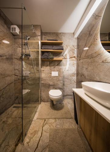 un baño con inodoro y lavabo en Downtown Oasis, en Dubrovnik