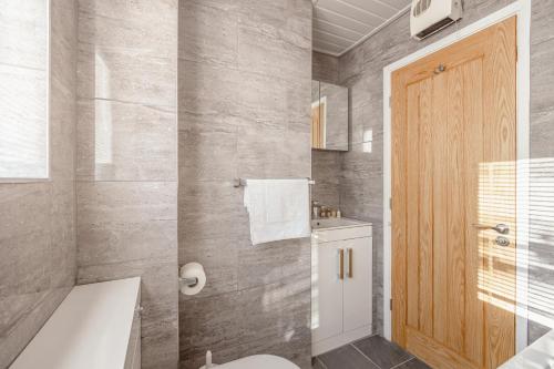 Two Bed Apartment Bowness-On-Windermere 2022Refurb في باونيس أون وينديرمير: حمام مع مرحاض ومغسلة ودش