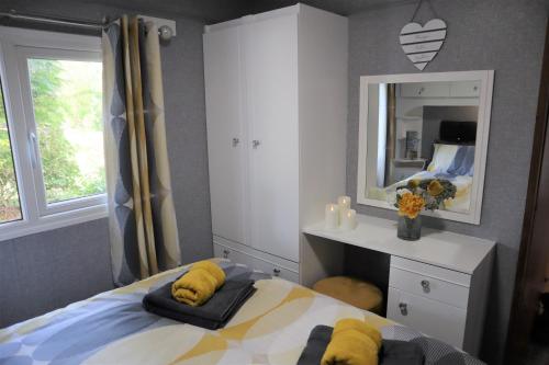 Postelja oz. postelje v sobi nastanitve HEDDFAN, Luxury 3 bedroom timber lodge, Now with WiFi, Caer Beris Holiday Park, Builth Wells