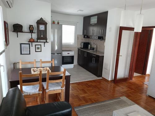 Cuisine ou kitchenette dans l'établissement Serbian home with garden