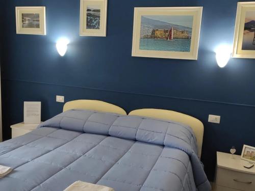 um quarto azul com uma cama com paredes azuis em Il Viaggio di Dante Historical Center em Nápoles