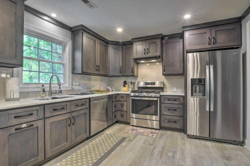 Φωτογραφία από το άλμπουμ του Bright Cary Home with Deck Less Than 15 Mi to Raleigh! σε Cary