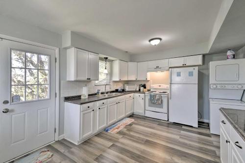 A cozinha ou cozinha compacta de Sunny Norfolk Duplex - Walk to Lake and Beach!
