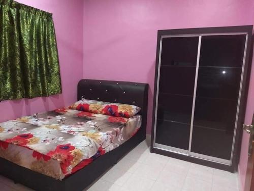 Ένα ή περισσότερα κρεβάτια σε δωμάτιο στο Home stay taman puteri