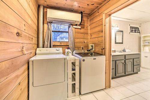 Gallery image of Spacious Cabin with Decks Near Saratoga Springs in Middle Grove