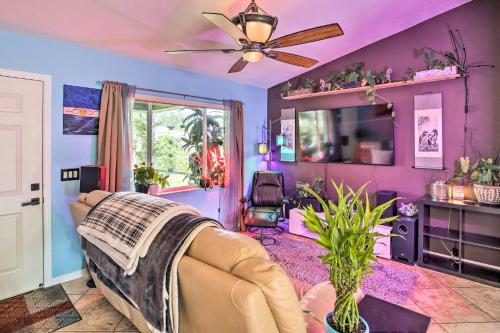 TV a/nebo společenská místnost v ubytování Updated Fort Myers Escape with Screened Lanai!