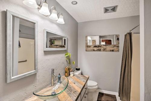 Koupelna v ubytování Updated Fort Myers Escape with Screened Lanai!