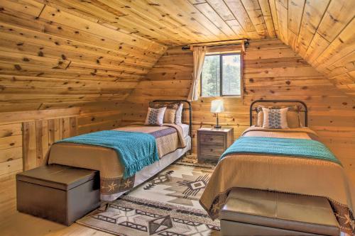two beds in a log cabin bedroom at Large Deck, Grill Pet-Friendly Show Low Retreat! in Show Low