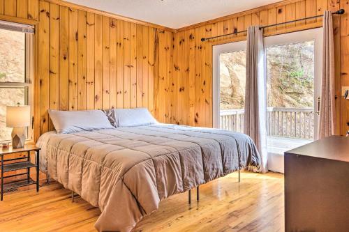 Легло или легла в стая в Charming Marion Cabin Fire Pit and Mtn Views!