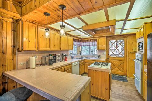 Η κουζίνα ή μικρή κουζίνα στο Running Springs Cabin with Large Deck and View!
