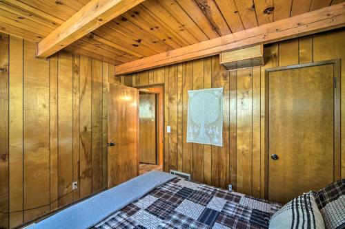 Ένα ή περισσότερα κρεβάτια σε δωμάτιο στο Running Springs Cabin with Large Deck and View!