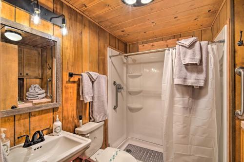Ένα μπάνιο στο Running Springs Cabin with Large Deck and View!