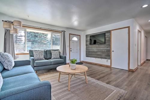 ein Wohnzimmer mit einem Sofa und einem Tisch in der Unterkunft Relaxing Anchorage Home about 1 Mi to Downtown! in Anchorage