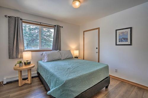 1 dormitorio con cama y ventana en Relaxing Anchorage Home about 1 Mi to Downtown!, en Anchorage