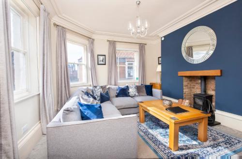 een woonkamer met een bank en een tafel bij Patrick's Pool- 4 Bedroom,4 Bathroom, Most Central Luxury Townhouse! in York