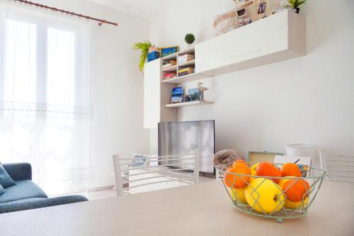 a bowl of fruit on a table in a living room at Carola's Home - Goelba in Portoferraio