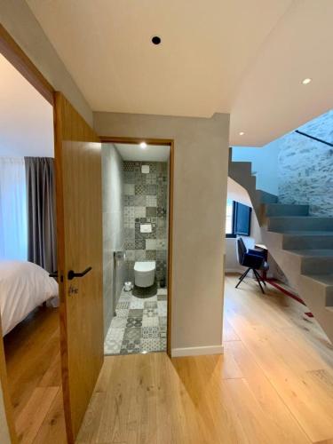 - une chambre avec un escalier et une chambre avec un lit dans l'établissement Superbe maison dans village au coeur de la Corse A casa Suttana, à Verdese
