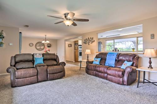 Ảnh trong thư viện ảnh của Riverfront Family Home Yard, Orchard, Dock! ở Los Fresnos