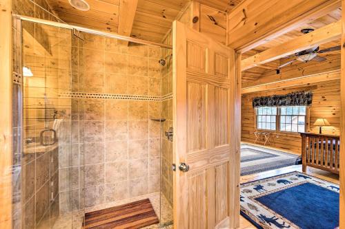 Koupelna v ubytování 9 Mi to Bretton Woods Carroll Log Cabin with Deck