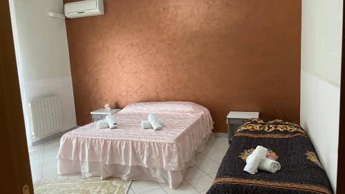 sypialnia z łóżkiem z 2 poduszkami w obiekcie Appartamento Canalotto 65 2 piano w mieście Realmonte