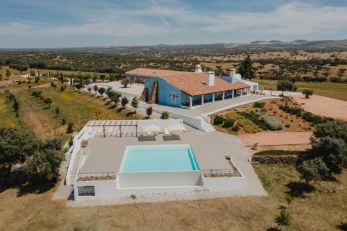 an aerial view of a villa with a swimming pool at Monte dos Cordeiros in Vila Viçosa