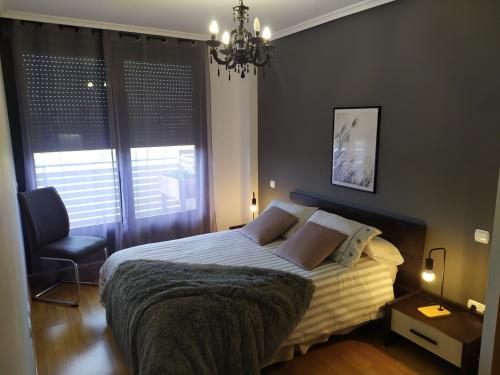 صورة لـ Apartamento Medrano PISCINA AIRE ACONDICIONADO terraza y 5 minutos del centro en coche ideal para mascotas في لوغرونيو