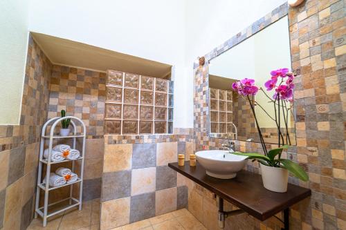 uma casa de banho com um lavatório e um espelho em Beatifull Villa El Duque & Private Pool em Poris de Abona