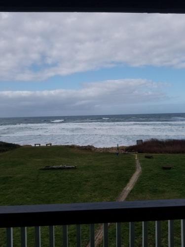 a view of the ocean from a balcony at Silver Surf Motel in Yachats