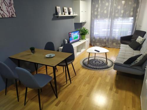 Apartamento Medrano PISCINA AIRE ACONDICIONADO terraza y 5 minutos del centro en coche ideal para mascotas