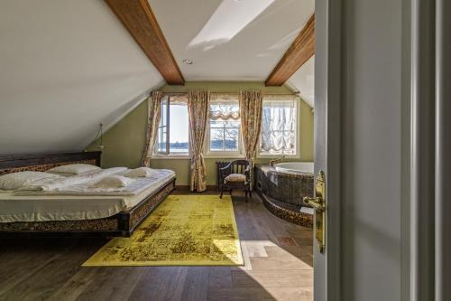 Una cama o camas en una habitación de Argo Trakai