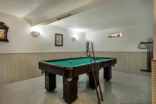 a billiard room with a pool table in it at Villa Cadre in Armação de Pêra