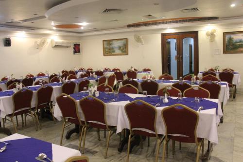 Restorāns vai citas vietas, kur ieturēt maltīti, naktsmītnē Hotel Taj Darbar