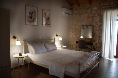 sypialnia z łóżkiem z dwoma stołami i dwoma lampami w obiekcie Noemie Studios w mieście Athanion