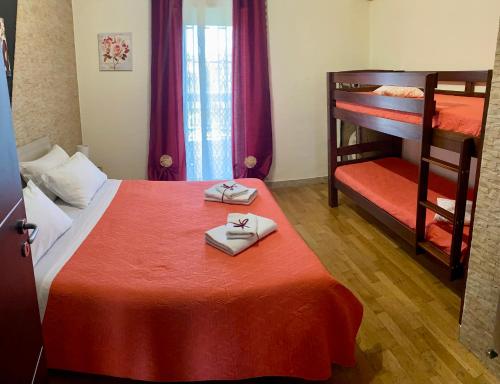 Palanda nebo palandy na pokoji v ubytování Le Rose dell'Etna - Intero Appartamento