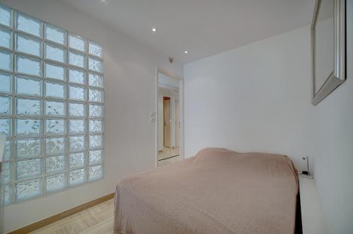 - une chambre avec une grande fenêtre et un lit dans l'établissement GRA3 - Studio cabine, centre ville, à Cannes